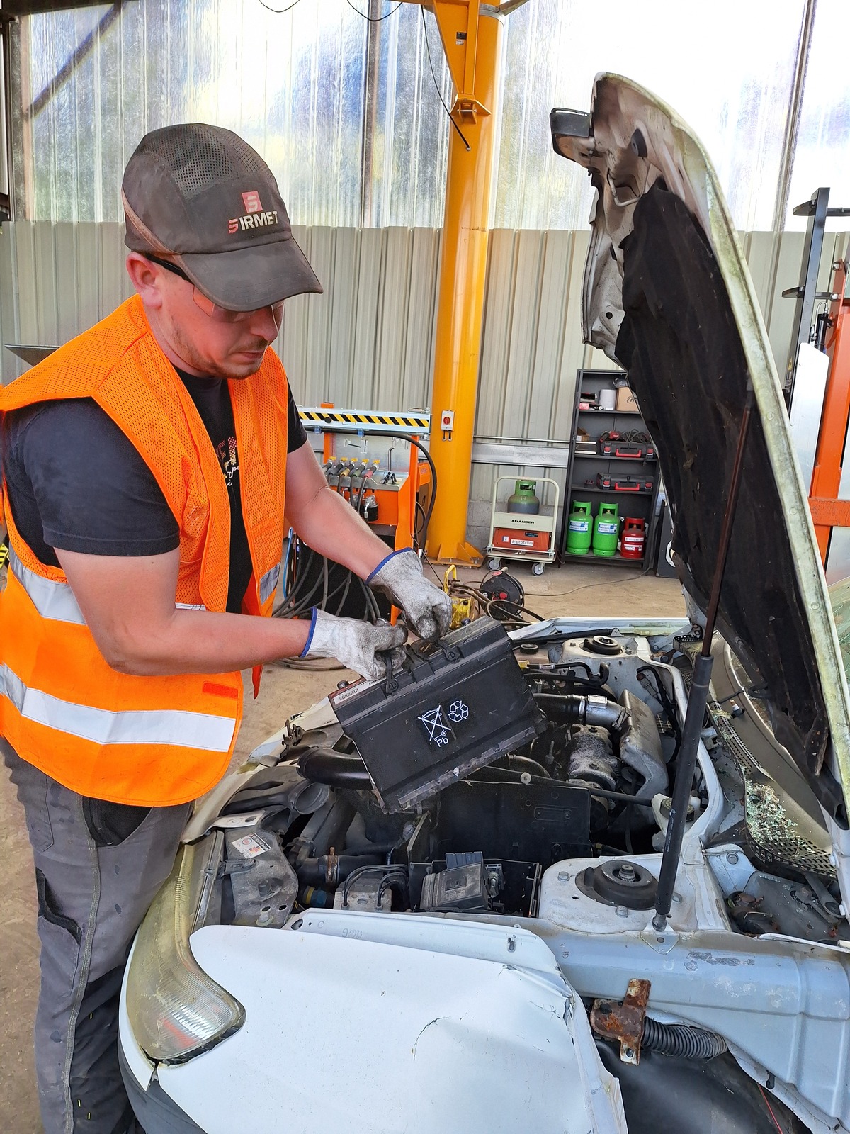Opérateur de dépollution qui enlève la batterie d'un véhicule Opérateur de dépollution qui enlève la batterie d'un véhicule
