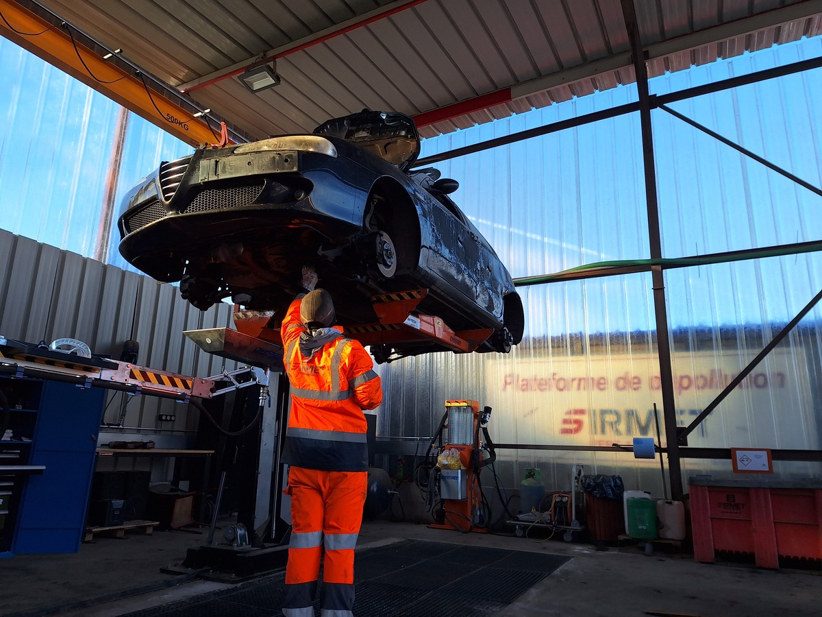 Opérateur de dépollution en train de dépolluer un véhicule Opérateur de dépollution en train de dépolluer un véhicule