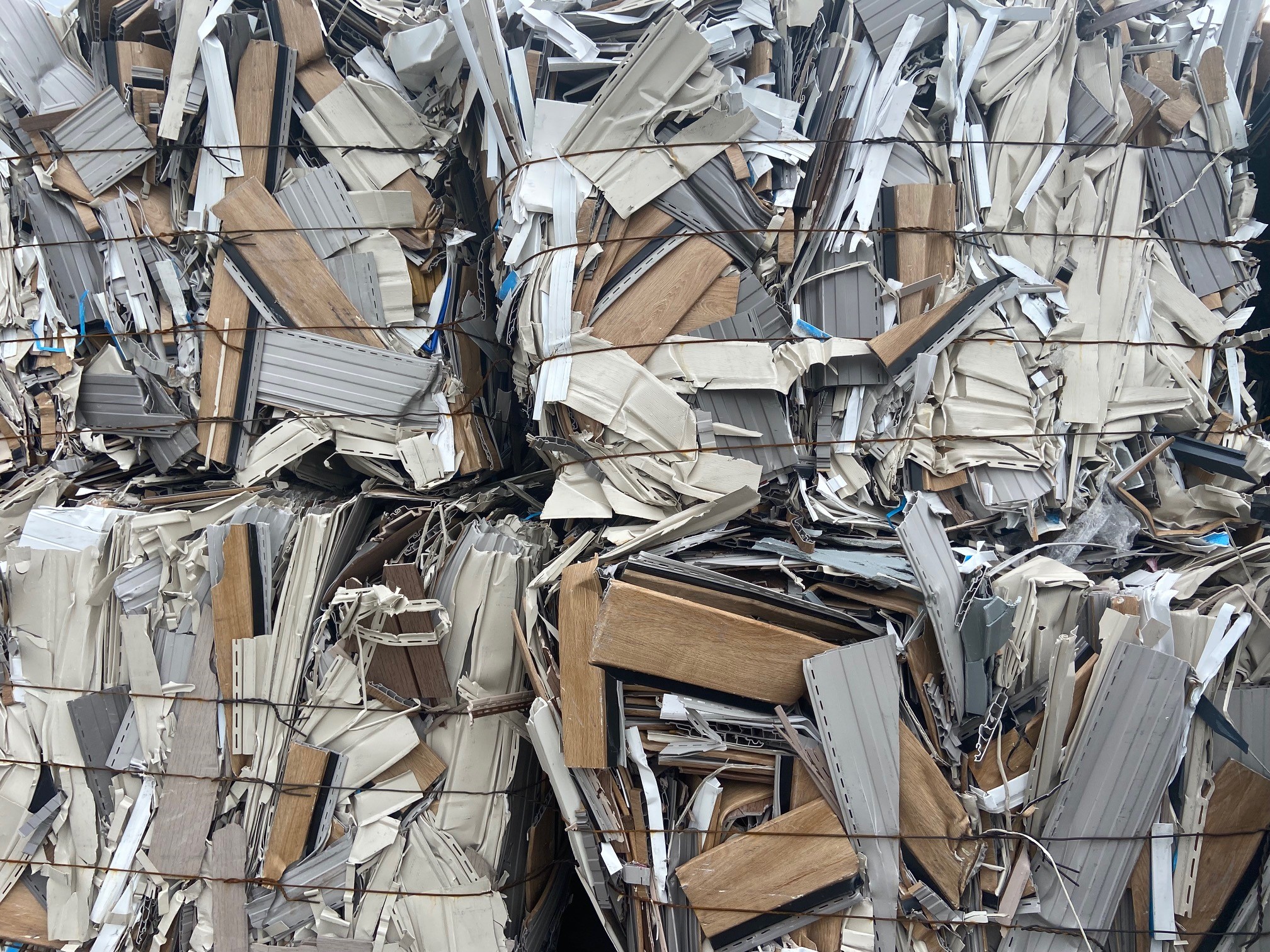 Balles de déchets industriels banals composées de profils, stratifiés et plastiques rigides