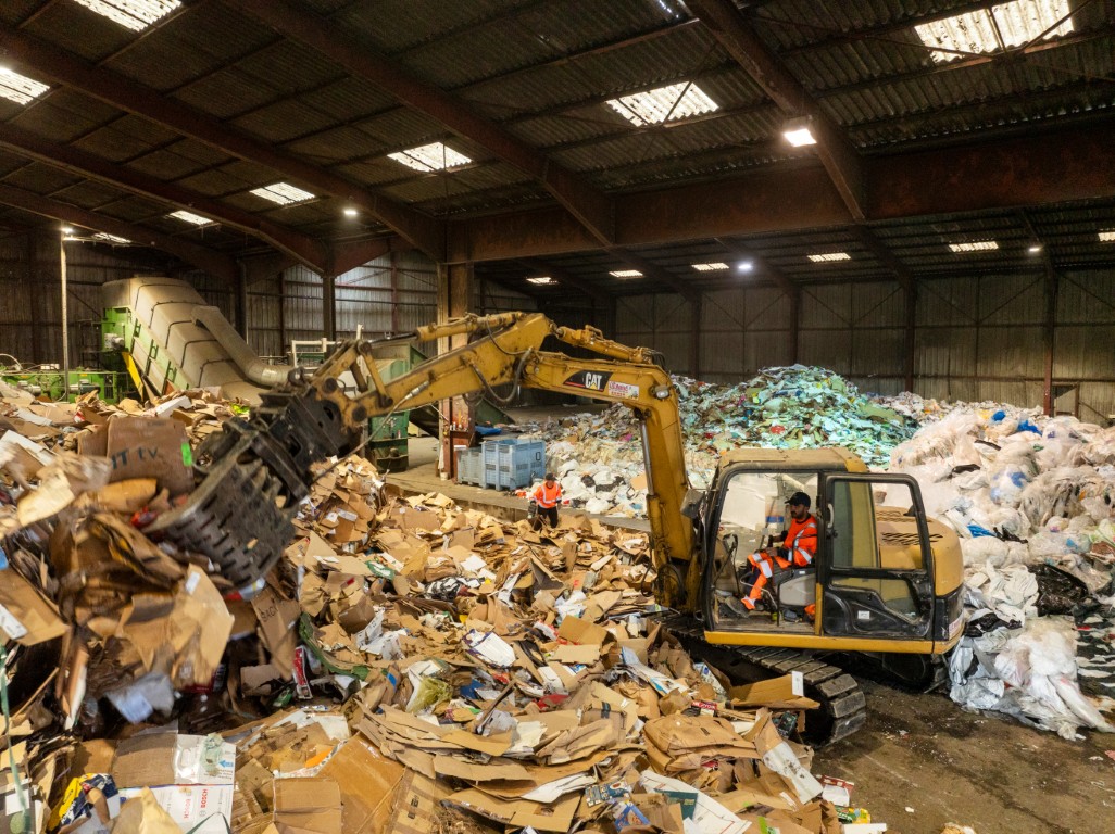 Pelleteuse triant des cartons en centre de tri DIB