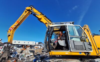 Conducteur de pelle à roue avec grappin