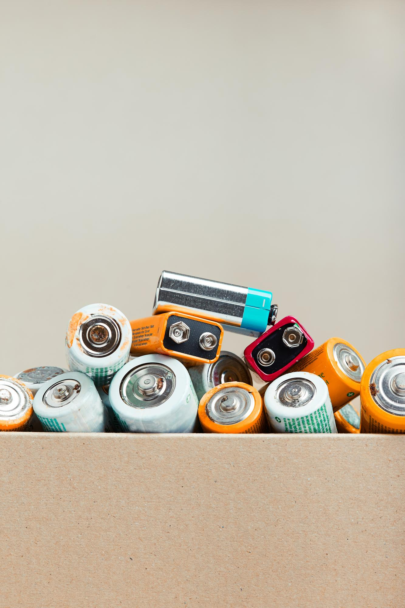 Piles AA/AAA et piles bouton triées avant apport en point de collecte